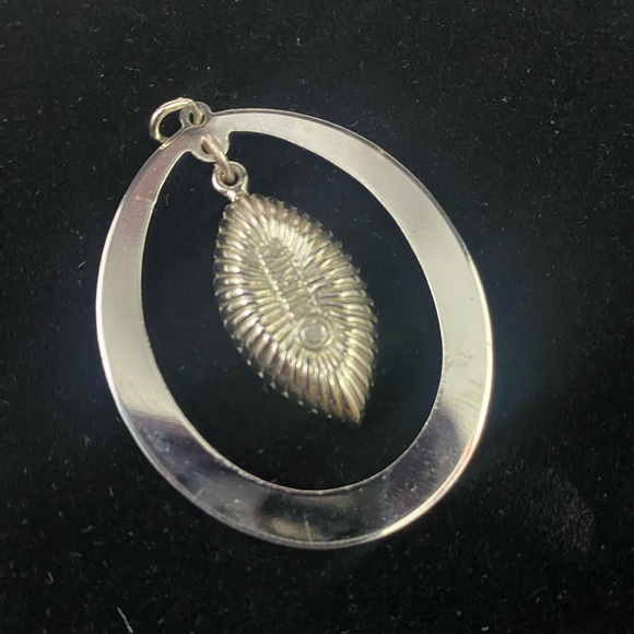 Vintage Coventry Silvertone & Green Enamel Pendant MCM Modernist - Picture 2 of 3